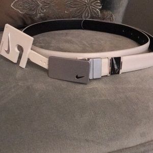 2 in 1 Nike belt with reversible clasp.